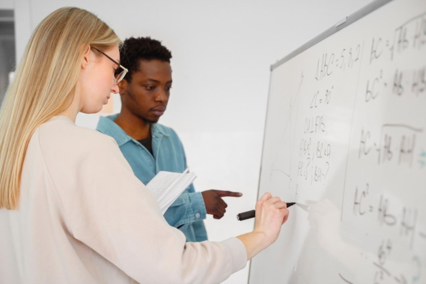 Ambiente di lavoro per web design con strumenti professionali